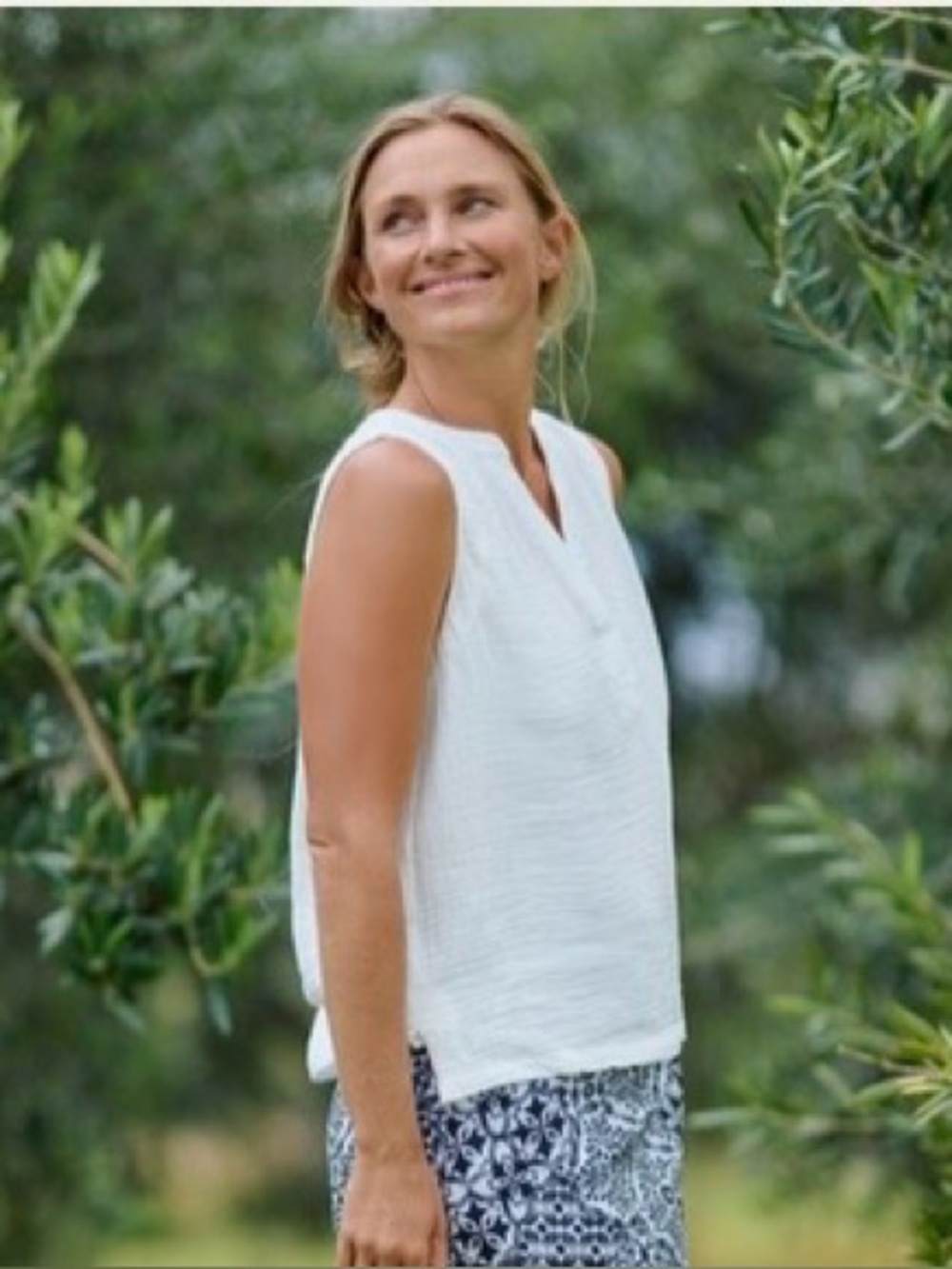 Ripskirt Hawaii White Sleeveless Notch-Neck Top